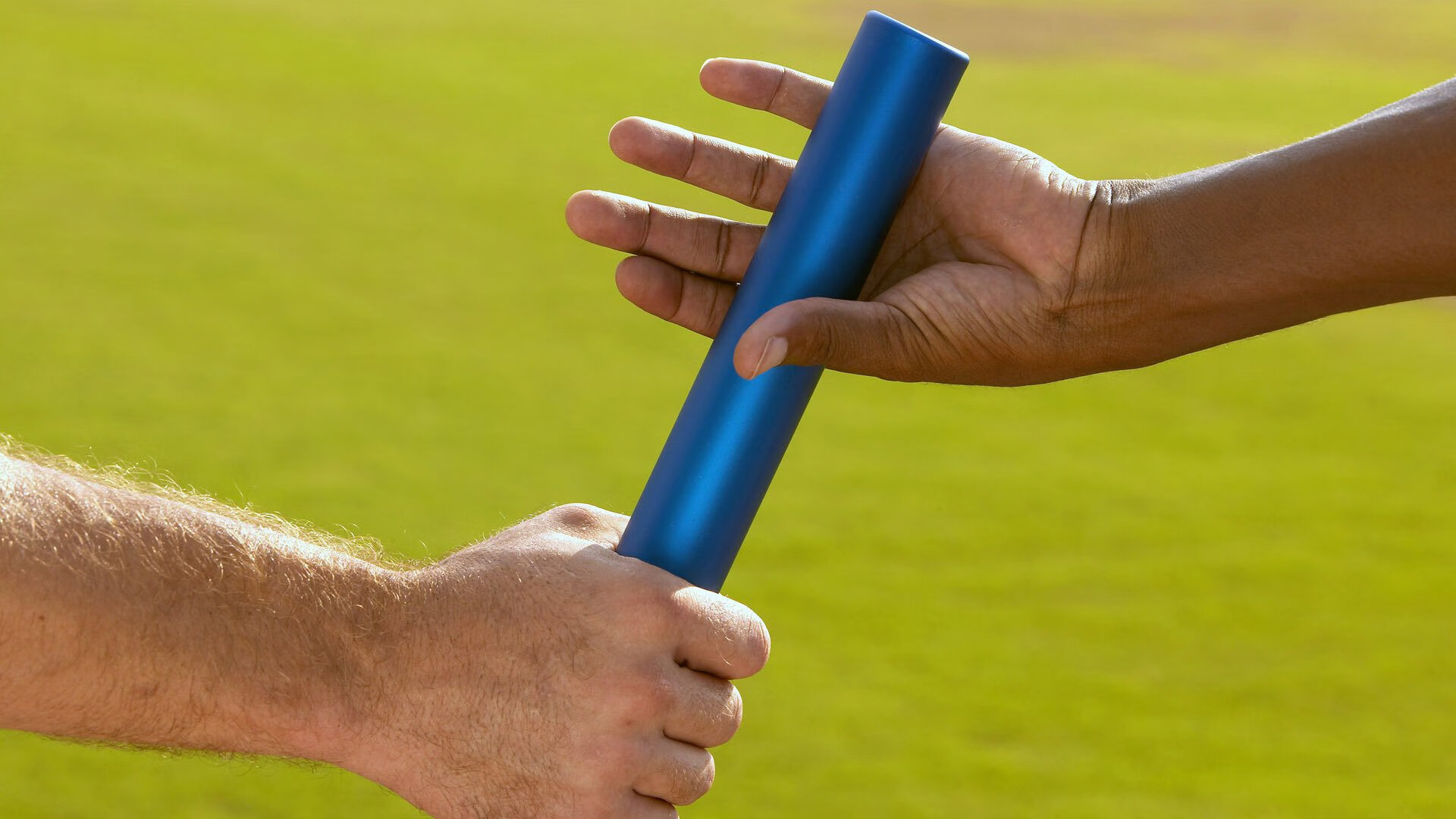 赛道与球场，F1新赛季揭幕战与上海队击败开拓者的双重焦点